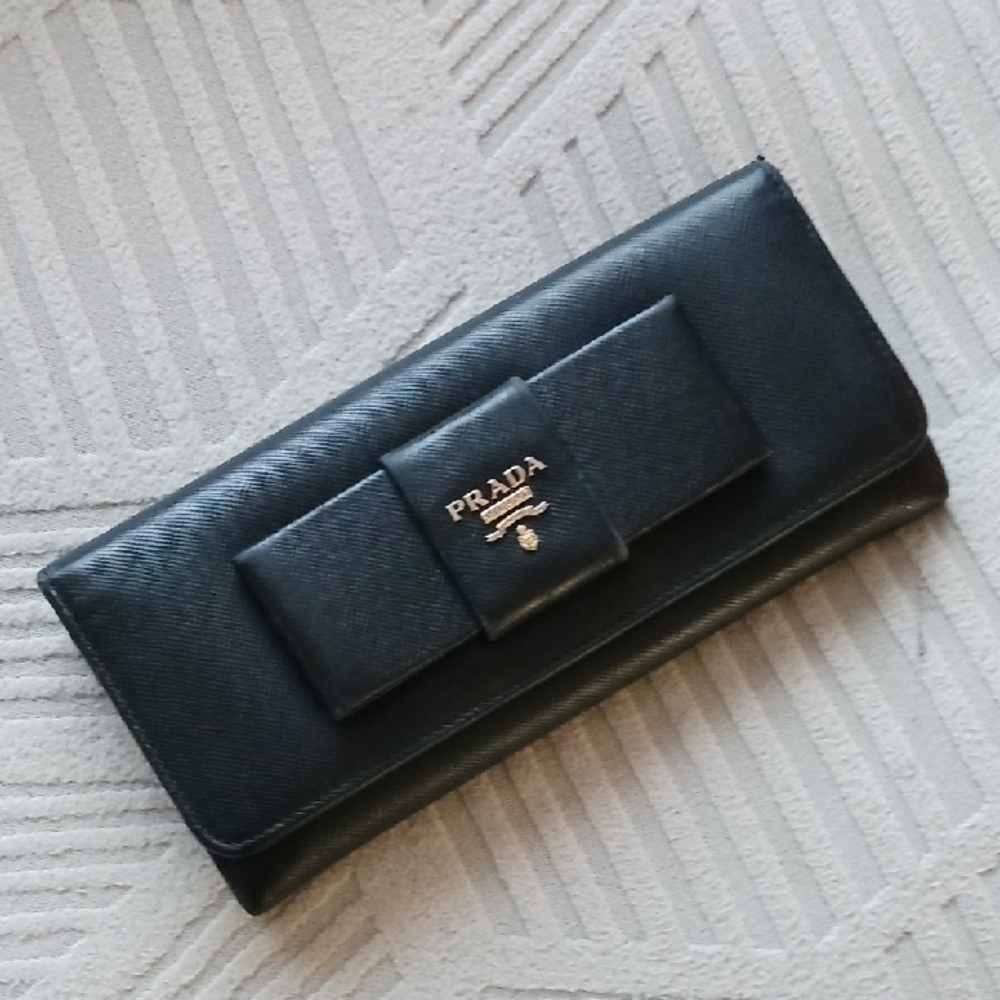 Prada Black Bow Accent Saffiano lLeatherWallet